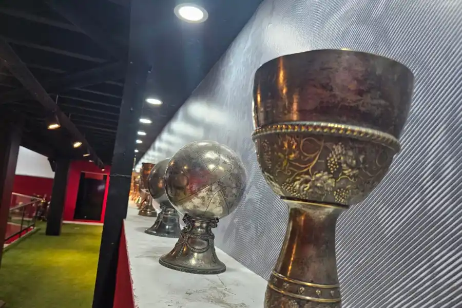 ORGULLO. Entre los trofeos exhibidos, se destacarán las réplicas de la Copa de la República (1944) y la 