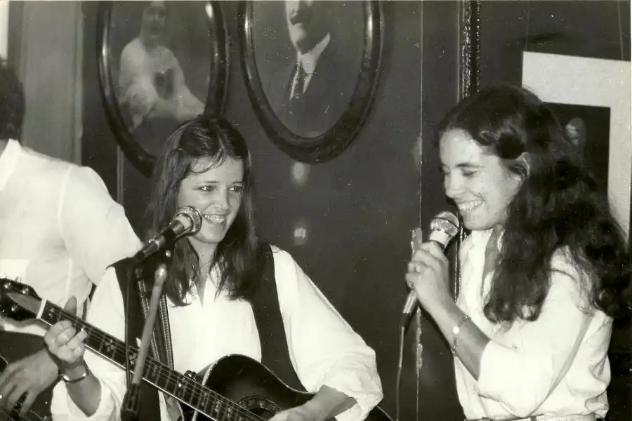 SOCIAS. Aún prohibida, hizo algunos conciertos a dueto con Sandra Mihanovich.