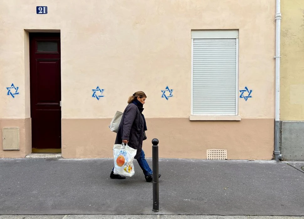 CASAS MARCADAS. Varias viviendas de París amanecieron con estrellas de David pintadas en las paredes.  reuters