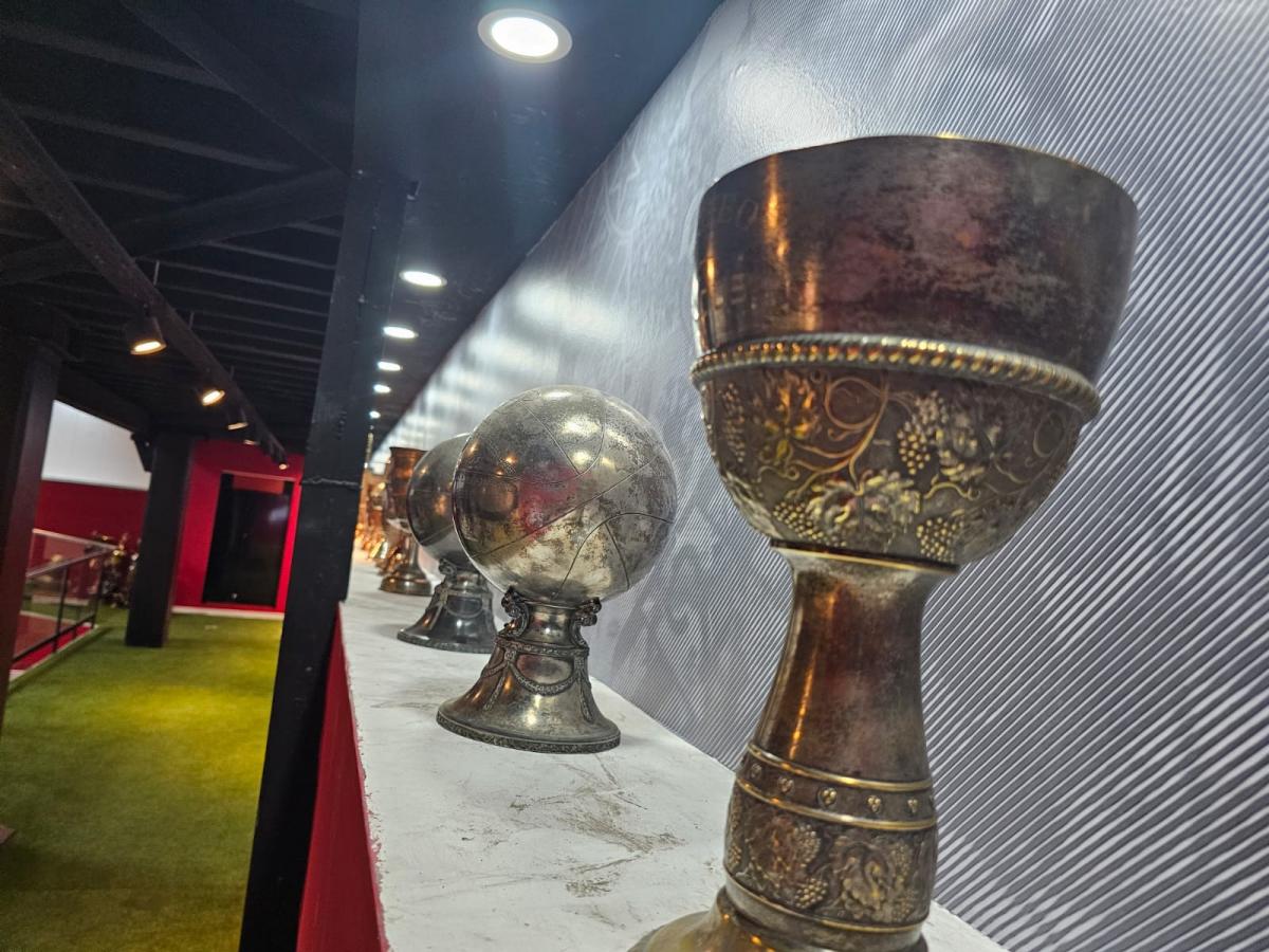 ORGULLO. Entre los trofeos exhibidos, se destacarán las réplicas de la Copa de la República (1944) y la 