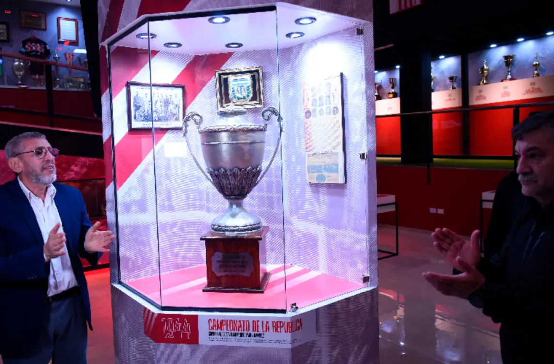 VIAJANDO AL PASADO. San Martín presentó el museo Juan Carlos Carol; entre los trofeos presentes, se destaca la réplica de la Copa de la República 1944.