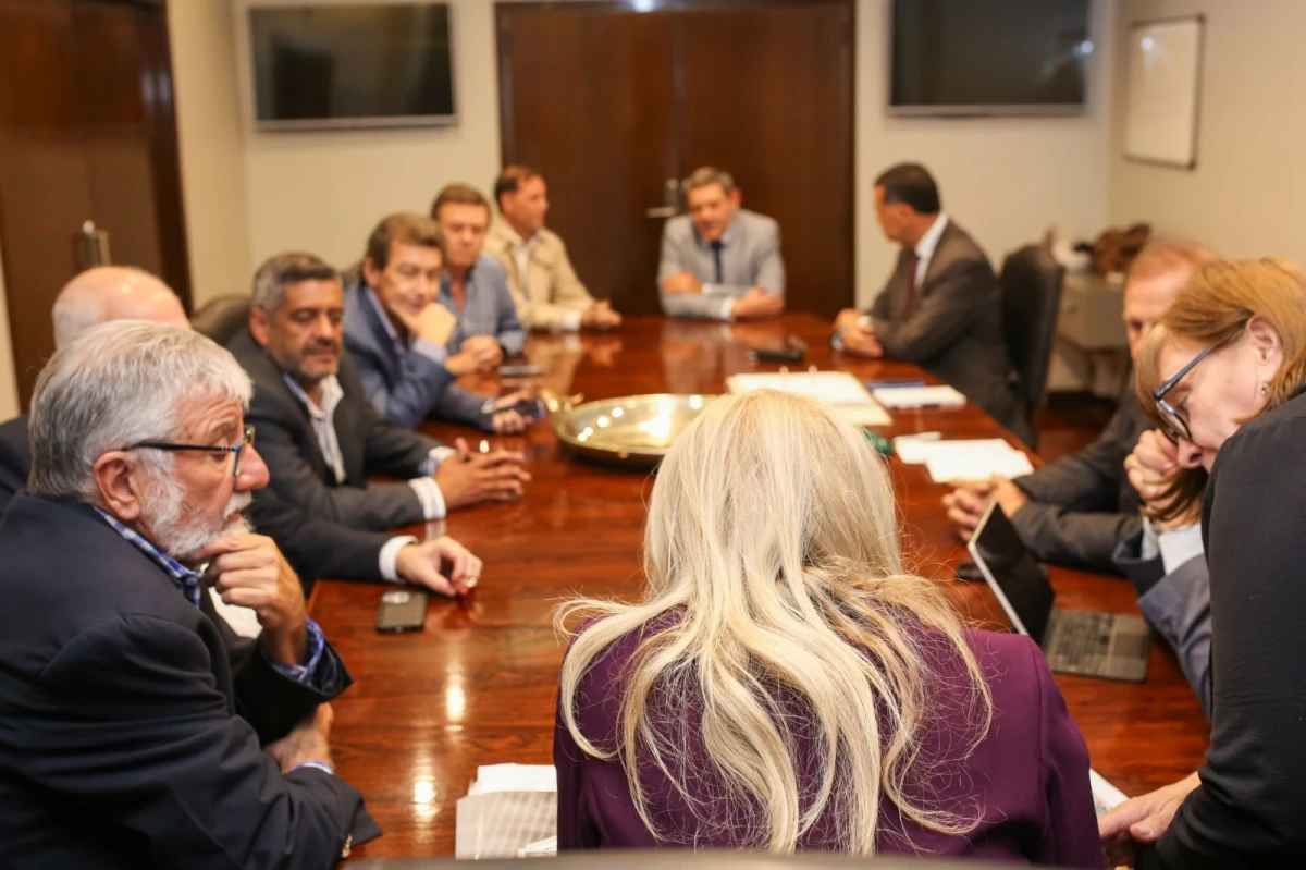 EN LA INTENDENCIA. Rossana Chahla recibió en su despacho a los miembros de su gabinete y al equipo de Yanotti, de Obras Públicas. Foto de Prensa SMT