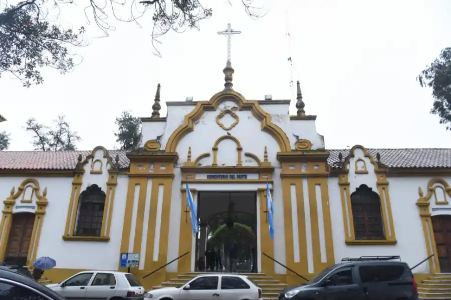 FACHADAS. Las puertas de ingreso de ambas edificaciones son muestra de la arquitectura de la época de su construcción.