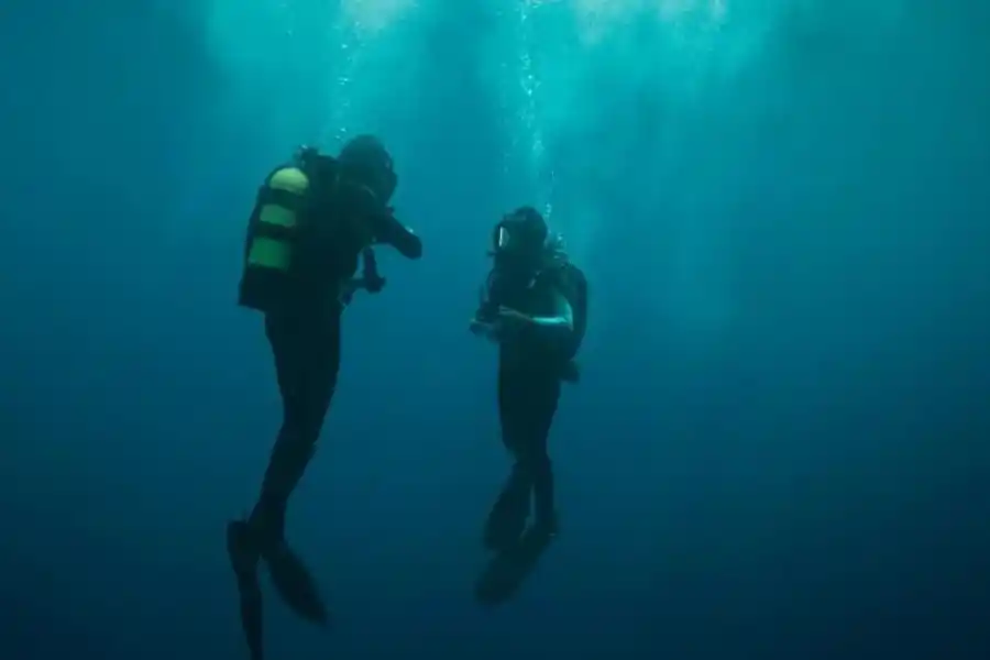 HERMANAS BUCEADORAS. “Sin aire”, una historia en el fondo del mar.