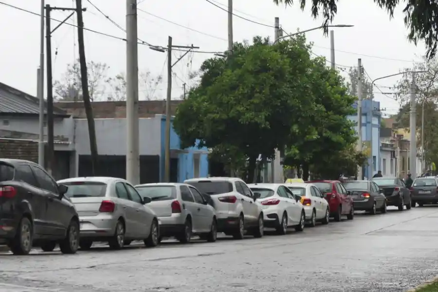 OTRA POSTAL DEL SUR. Los automovilistas también soportaron ayer la demora para cargar combustible.