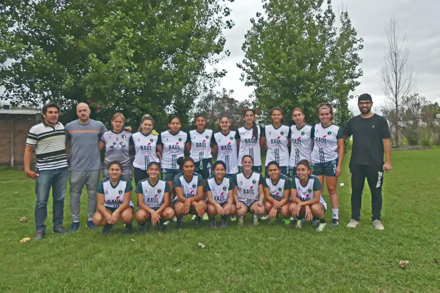 BUEN PRESENTE. El plantel de Vancouver, que disputa la zona campeonato del torneo liguista, posó feliz para LA GACETA.