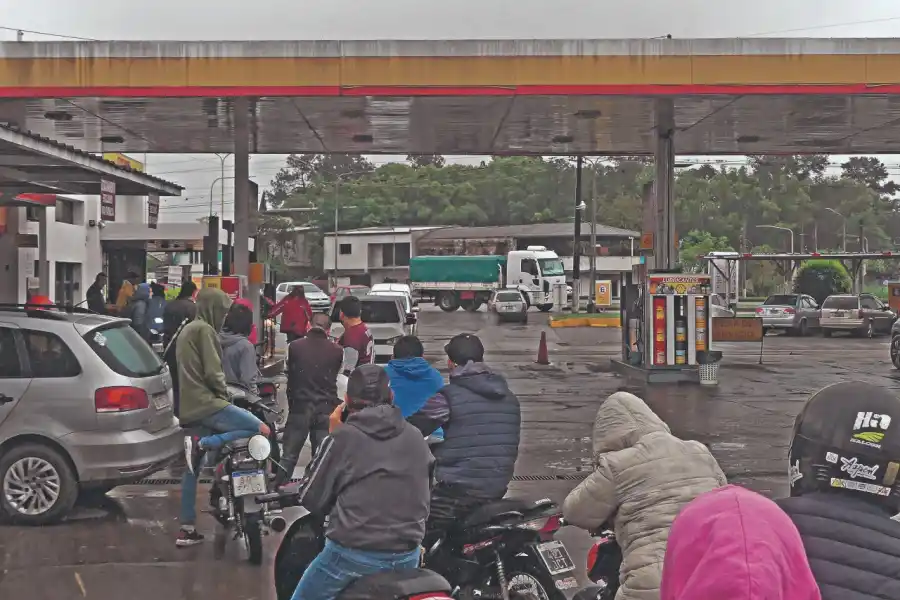 CON POCO. Todos miran atentos, porque el combustible se terminaba. LA GACETA / FOTO DE OSVALDO RIPOLL.