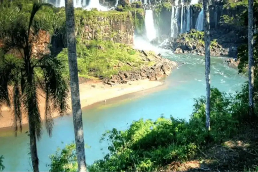 La isla San Martín está cerca de las Cataratas del Iguazú