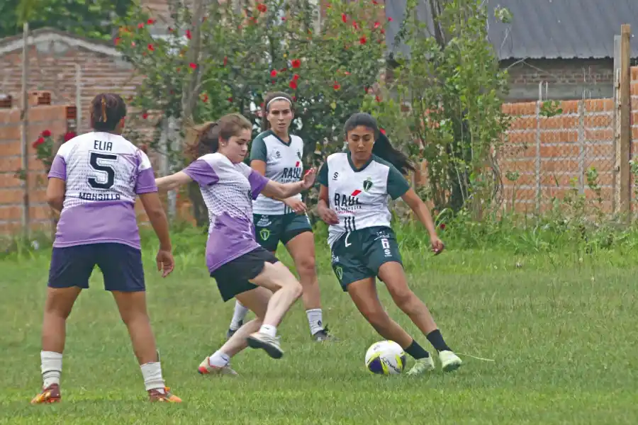 PRÁCTICA. Vancouver jugó con un equipo de Barrio San Martín de Monteros.