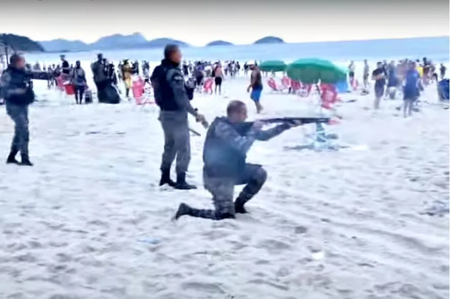 La Policía brasileña reprimió a los hinchas de Boca en las playas de Río de Janeiro