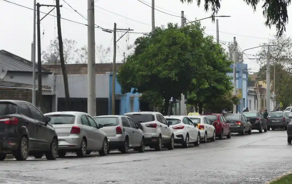 OTRA POSTAL DEL SUR. Los automovilistas también soportaron ayer la demora para cargar combustible.