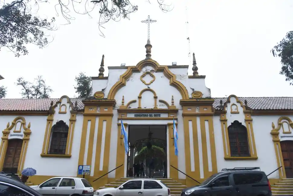 FACHADAS. Las puertas de ingreso de ambas edificaciones son muestra de la arquitectura de la época de su construcción.