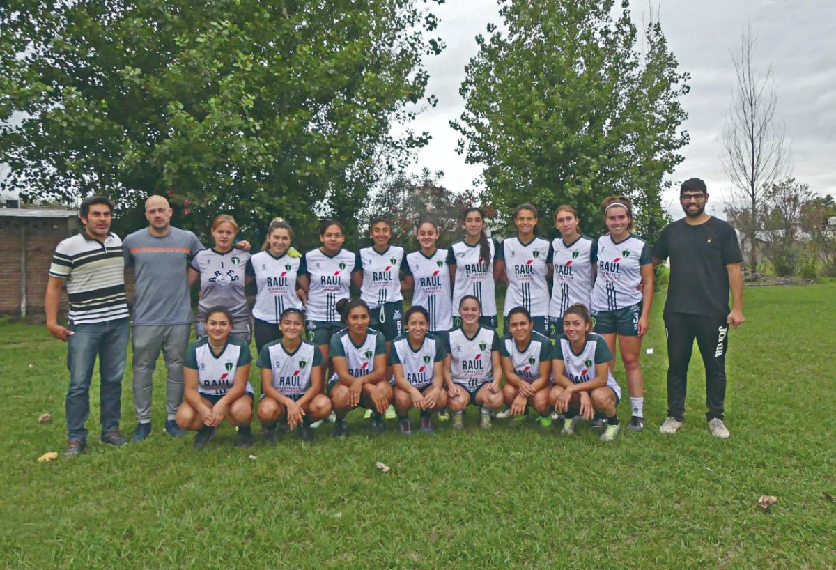 BUEN PRESENTE. El plantel de Vancouver, que disputa la zona campeonato del torneo liguista, posó feliz para LA GACETA.