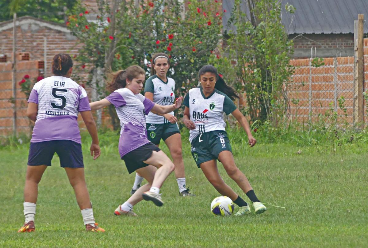 PRÁCTICA. Vancouver jugó con un equipo de Barrio San Martín de Monteros.