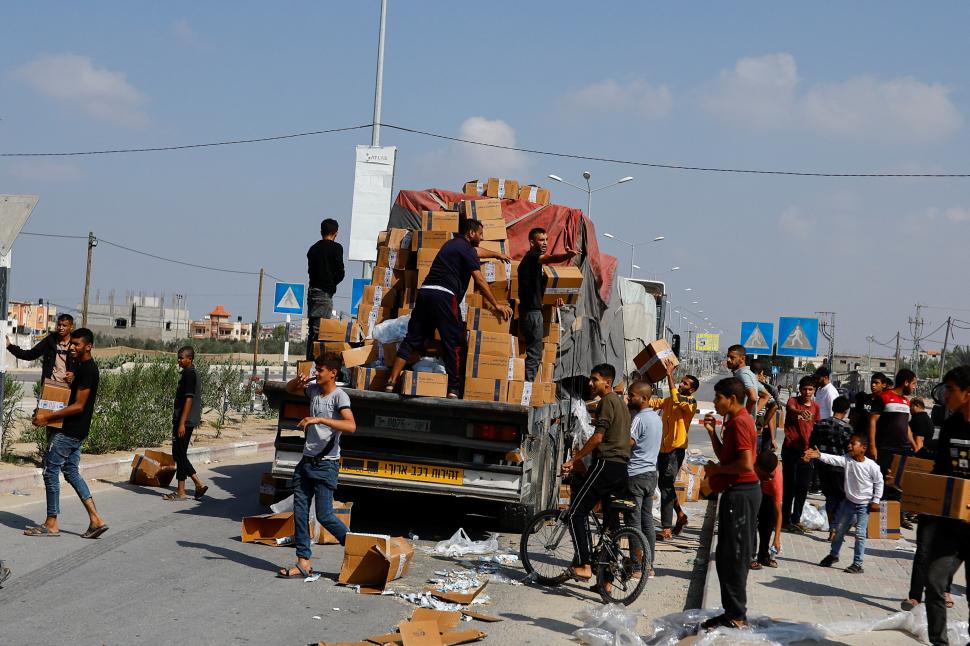 PASO. Cajas con ayuda humanitaria entran desde Egipto, por Rafah.