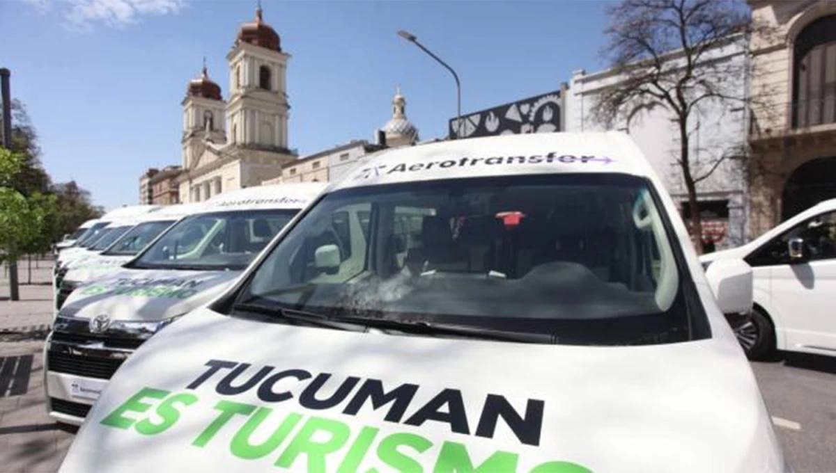 OTRA ALTERNATIVA. Una empresa privada ofrece el servicio de transporte para pasajeros y turistas que visitan la capital tucumana.