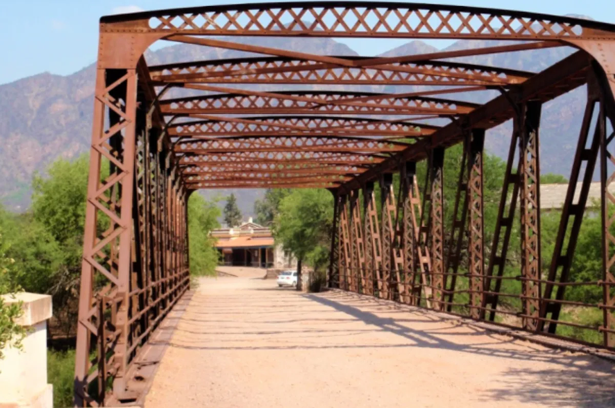 Vacaciones: Conocé el pueblito fantasma del norte que tiene una increíble cascada