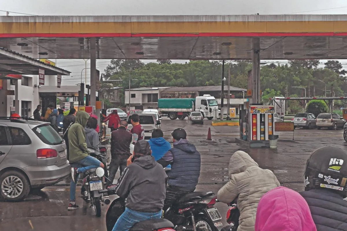 Faltante de combustible: persisten las colas en las estaciones de servicio, aunque no son tan largas