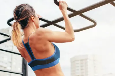 Dominadas en barra en casa: la técnica para ganar músculo sin salir de tu hogar