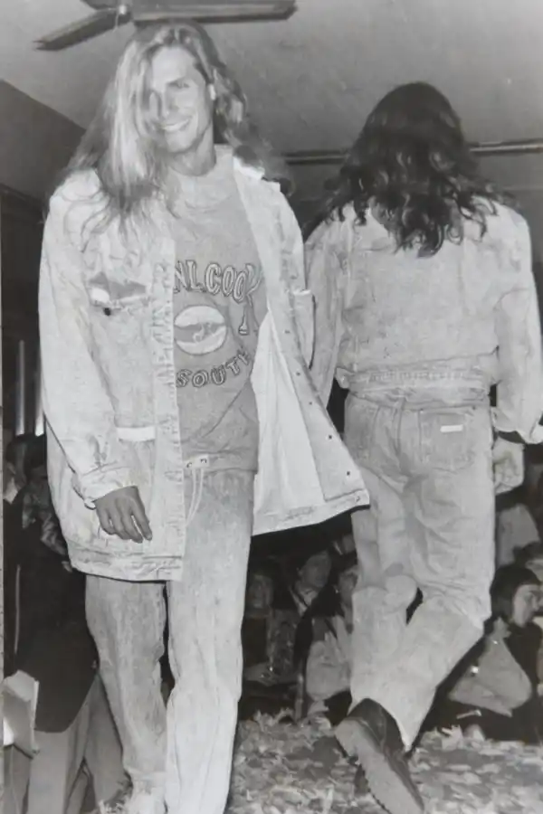 UN DESTELLO DE LA MODA MASCULINA. Jeans y pelo largo fueron la marca registrada de los 80.