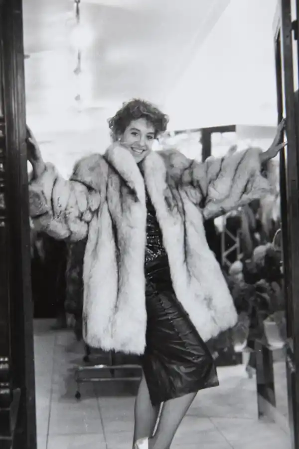 EL TAPADO DE SIEMPRE... Una falda de cuero y un “zorro”. 