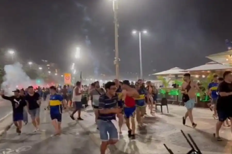 DISTURBIOS. En los alrededores de la playa de Copacabana, hubo golpes, corridas y hasta robos. CAPTURA DE VIDEO.