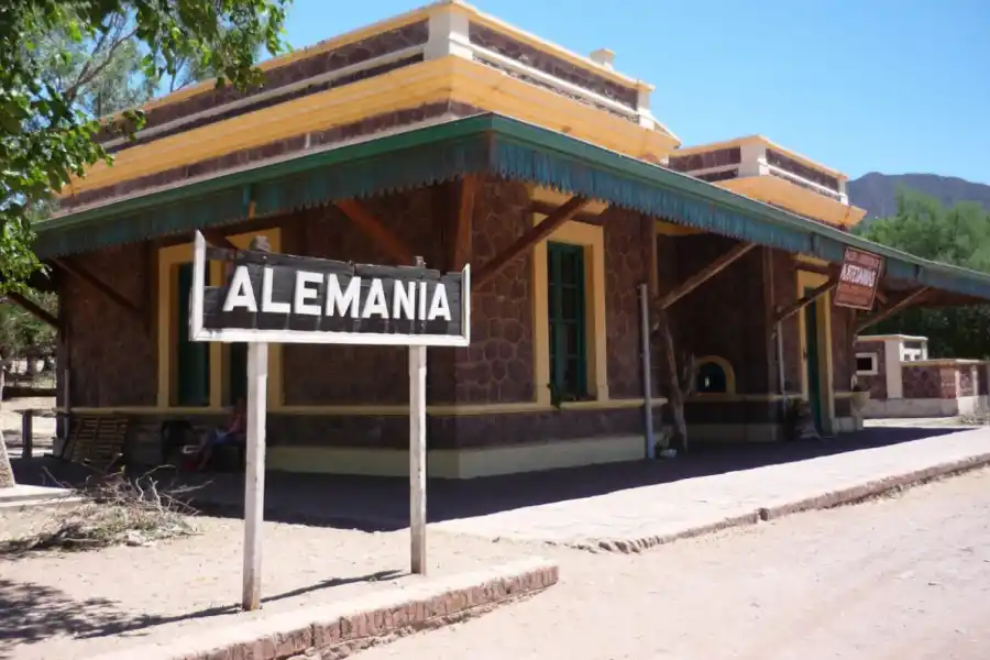 Descubrí el pueblito fantasma del norte que esconde una cascada increíble