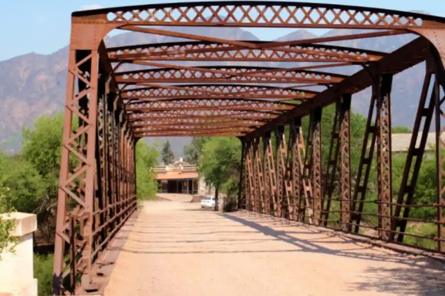 Descubrí el pueblito fantasma del norte que esconde una cascada increíble
