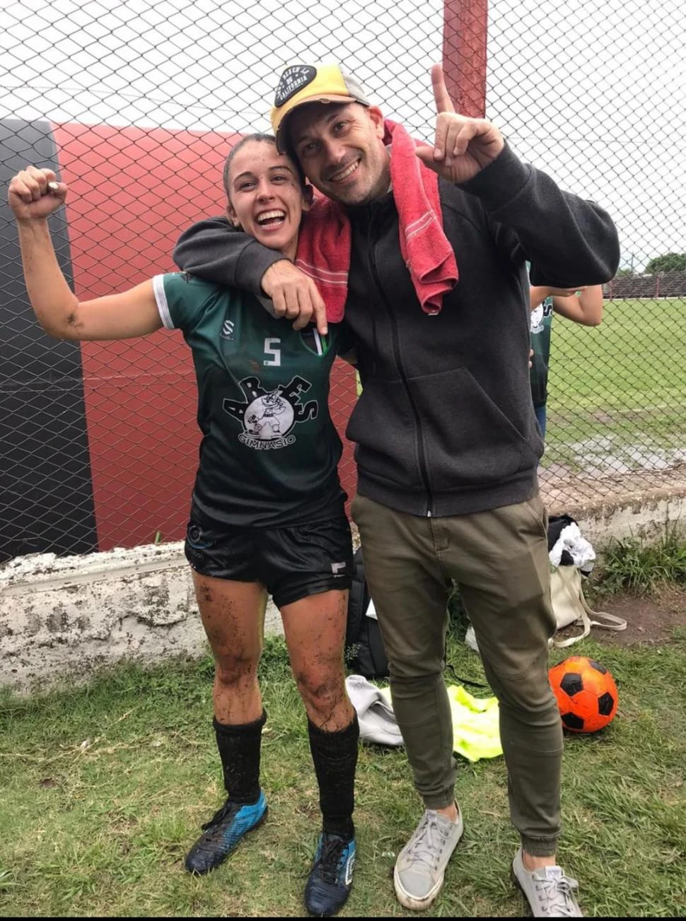 FELICIDAD. El año pasado Vancouver logró el ascenso y Cony (al lado de su papá Pablo) jugó su último partido en el club.