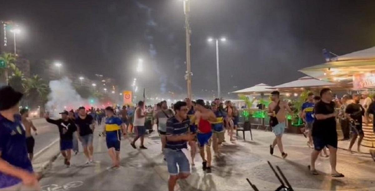 DISTURBIOS. En los alrededores de la playa de Copacabana, hubo golpes, corridas y hasta robos. CAPTURA DE VIDEO.