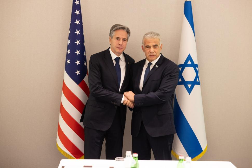 DE GIRA. En Israel, Blinken se reunió con el líder opositor Yair Lapid.  twitter @SecBlinken