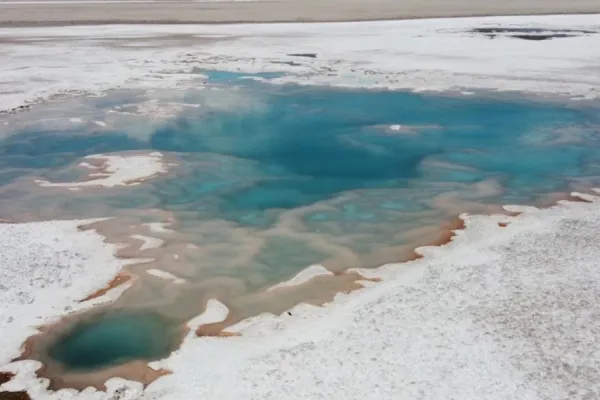 Vacaciones 2023/24: descubrí el pueblito norteño que cautiva con su ojo de mar y una misteriosa pirámide