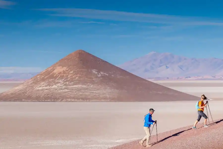 Vacaciones 2023/24: descubrí el pueblito norteño que cautiva con su ojo de mar y una misteriosa pirámide