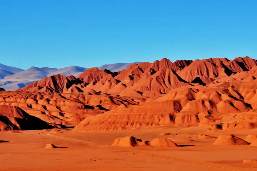 Vacaciones 2023/24: descubrí el pueblito norteño que cautiva con su ojo de mar y una misteriosa pirámide