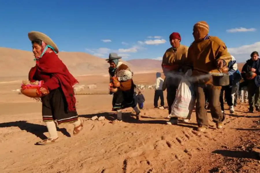 Vacaciones 2023/24: descubrí el pueblito norteño que cautiva con su ojo de mar y una misteriosa pirámide