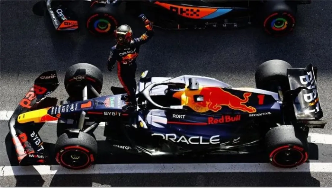 LETALES. Verstappen se sube al Red Bull que lo llevó al triunfo tantas veces en 2023.