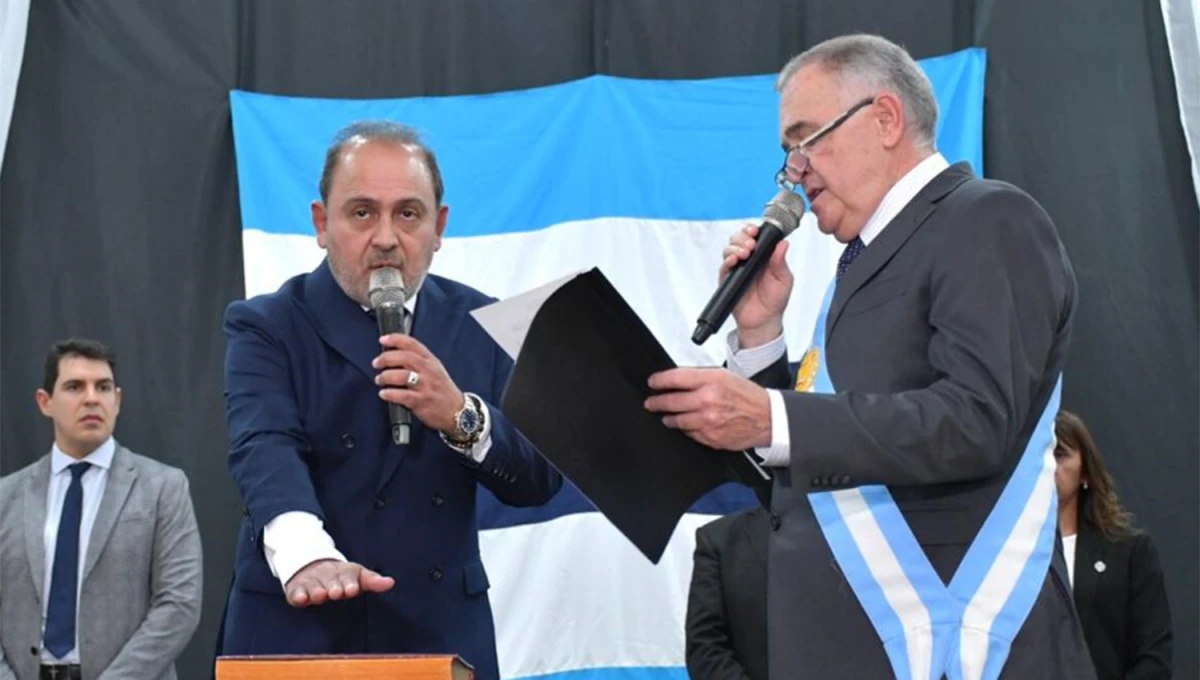 EN BURRUYACÚ. El gobernador Osvaldo Jaldo puso en funciones al intendente electo Jorge Leal.