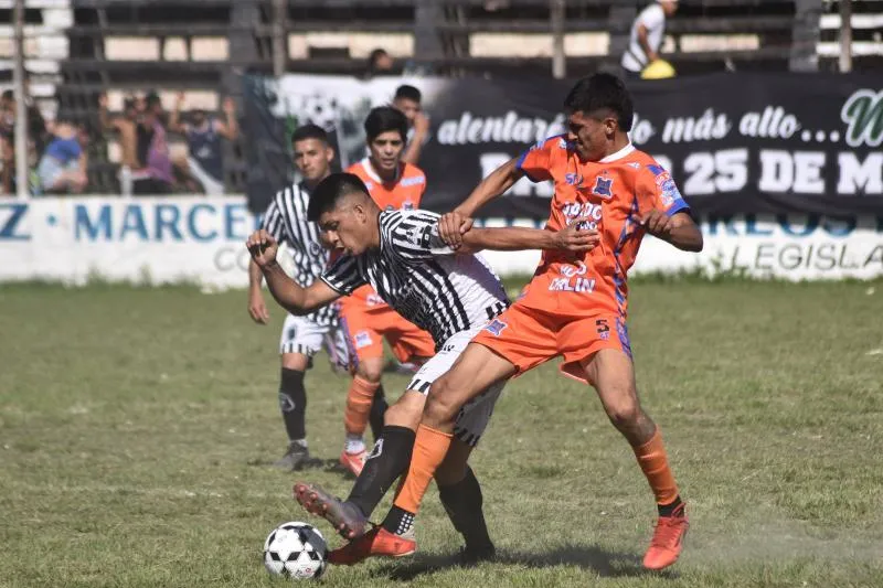 DISPUTA. Sergio González de Concepción FC lucha con Agustín Quiroga. 
