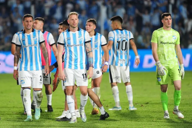 NO LO PUEDEN CREER. Bianchi, Menéndez y Marchiori encabezan la fila de jugadores rumbo al vestuario tras la caída ante Independiente. 