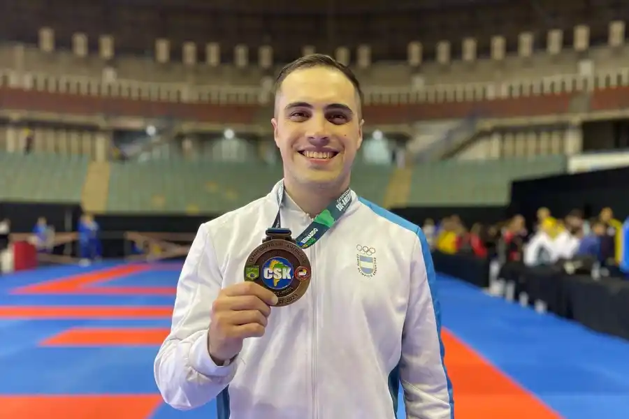 BRONCEADO. Gonzalo Navarro, con la medalla obtenida en el Campeonato Sudamericano de este año.