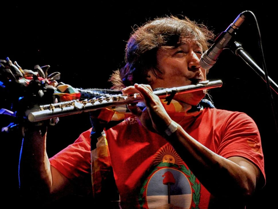 DESDE SALTA AL PAÍS. El flautista Juan Carlos Liendro se aleja de Tucumán.
