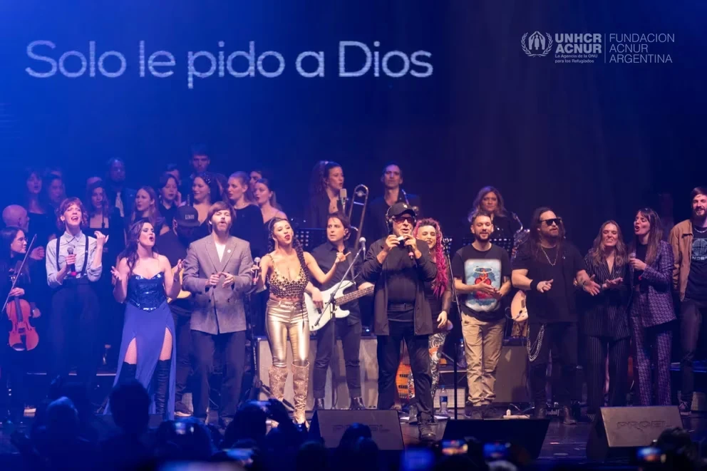JUNTOS. Los músicos se unieron en el himno de León Gieco, junto al autor.