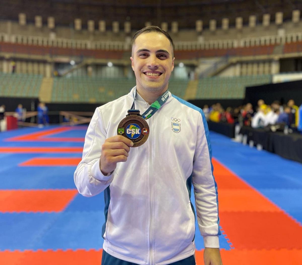 BRONCEADO. Gonzalo Navarro, con la medalla obtenida en el Campeonato Sudamericano de este año.