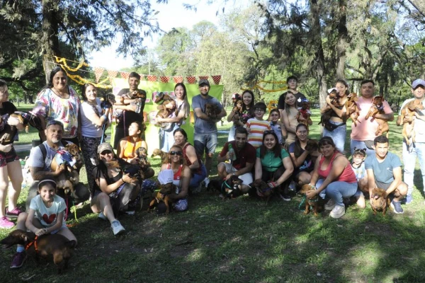 Disfraces y ladridos: los perros salchichas tuvieron una fiesta en el parque 9 de Julio