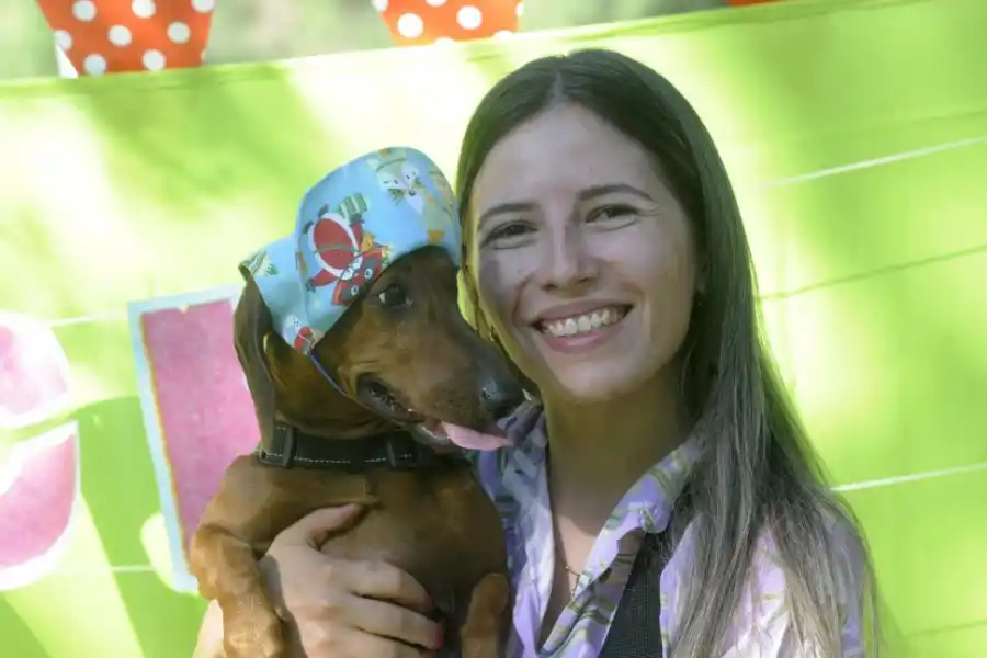 Disfraces y ladridos: los perros salchichas tuvieron una fiesta en el parque 9 de Julio