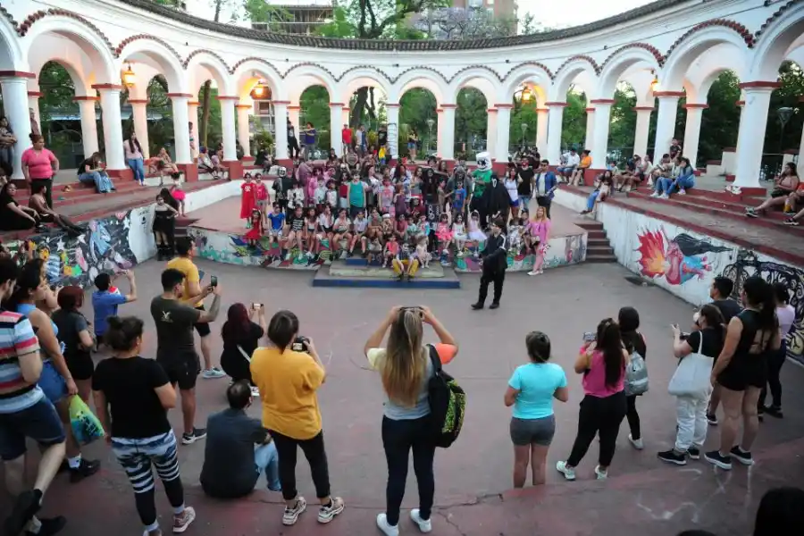 EFECTOS ESPECIALES. Algunos visitantes más comprometidos con la causa se la jugaron con detalles hechos en látex, papel o pinturas hiperrealistas.