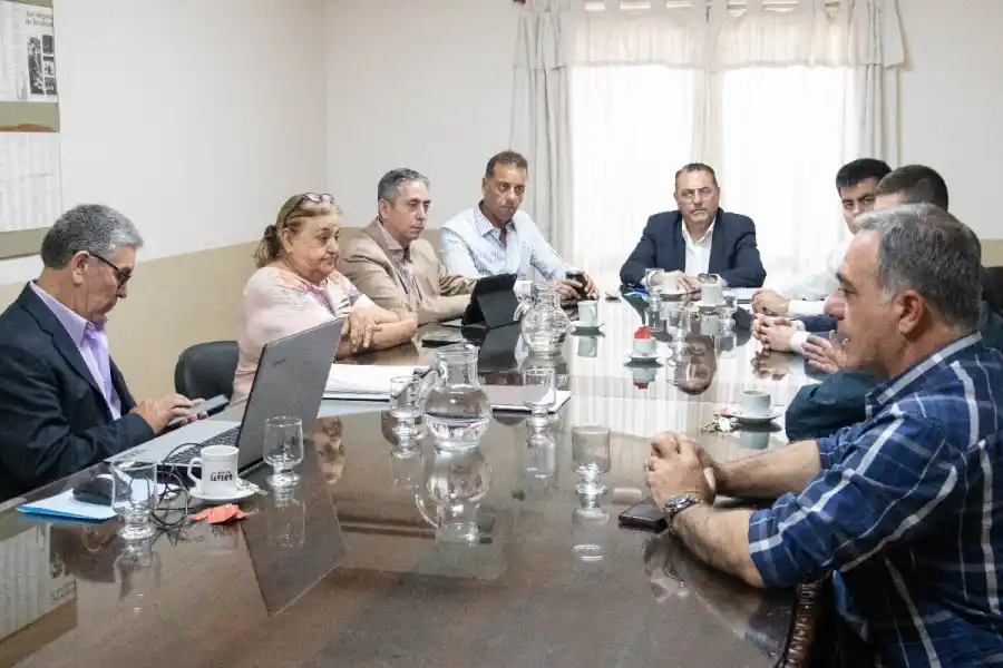 REUNIÓN CONSTITUTIVA. La comisión de Peticiones será presidida por Carlos Arnedo (a la cabecera de la mesa). 