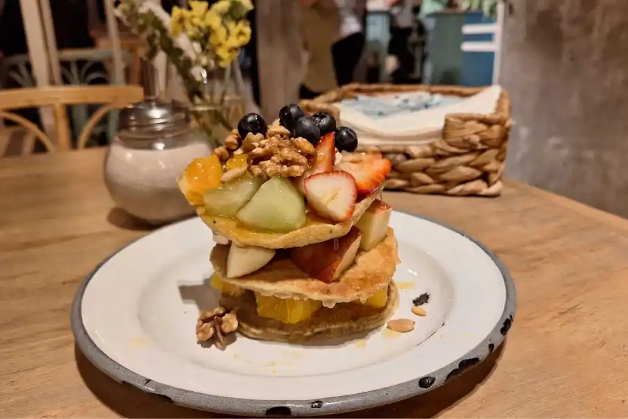 Torre de panqueques y frutas. Una de las opciones de la carta de Amor es Comer
