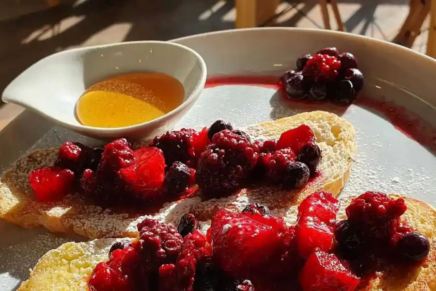 Tostadas con frutos rojos en Máximo: entre los recientes descubrimientos de los tucumanos