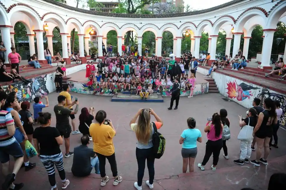 EFECTOS ESPECIALES. Algunos visitantes más comprometidos con la causa se la jugaron con detalles hechos en látex, papel o pinturas hiperrealistas.